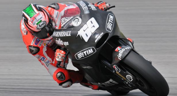 Ducati Team makes progress at Sepang despite bad weather