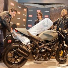 With the help of Ducati marketing chief Diego Sgorbati, Nicky unveils the new bike. - Photo: Diesel