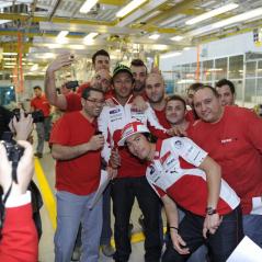 After the unveiling, Nicky and Valentino paid a visit to the assembly-line workers. - Photo: Ducati