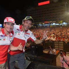 Nicky and Vale greeted their fans during a Saturday-night presentation in downtown Riccione. - Photo: Ducati