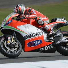 In the morning session, Nicky used a hard tire the entire time, improving his pace on a used tire in his last exit. - Photo: Ducati