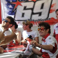 On Friday afternoon, Nicky took time to sign autographs at his merchandise stand. - Photo: Ducati