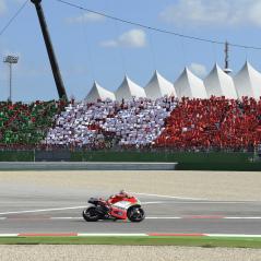 The Ducati Grandstand sends its love on the warm-up lap. - Photo: Ducati