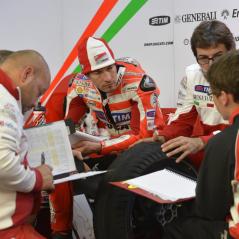 Nicky and his crew compare notes after the qualifying session. - Photo: Ducati