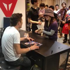 A large number of fans turned out to get an autograph and a photo. - Photo: CJ