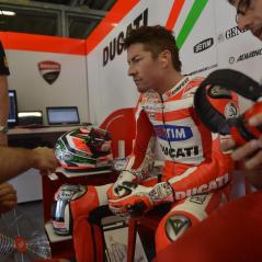 Roberto Bonazzi and Juan Martinez dissect Friday's free-practice sessions with Nicky. - Photo: Ducati