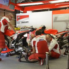 Nicky's crew strategies on setup changes. - Photo: Ducati