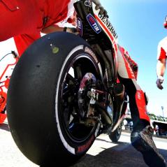 Heading out with the soft rear. - Photo: Ducati