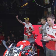 The locals presented Nicky and Valentino with thank-you gifts. - Photo: Ducati