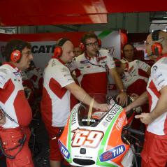Nicky's crew discusses the ideal settings for the diverse Sepang circuit. - Photo: Ducati