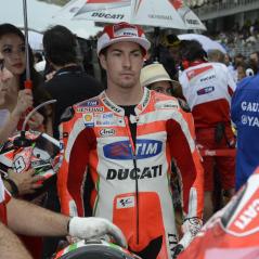 The start of the MotoGP race was delayed for 15 minutes by the weather. - Photo: Ducati