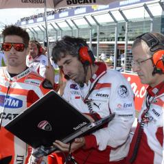 Nicky's electronics engineers make some final checks before he starts the race. - Photo: Ducati